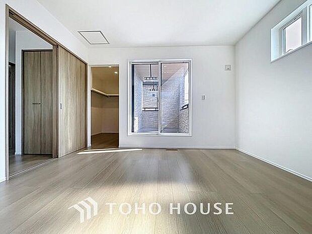 【リビング以外の居室】主寝室は十分な広さに加えて、快適に目覚められるよう、大きな採光窓を設けました。