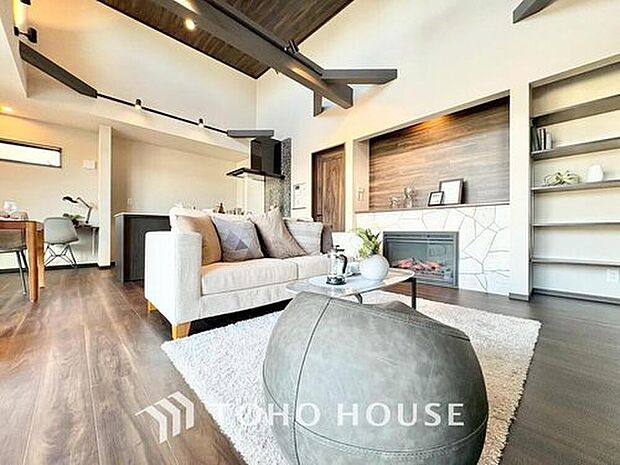 【リビング】【約23帖の大空間です♪】
忙しい朝でも、しっかり家族が揃って食事をして頂けるゆとりある大きさのダイニングスペース。手料理をテーブルで囲む素敵な時間を存分に愉しんで下さい。