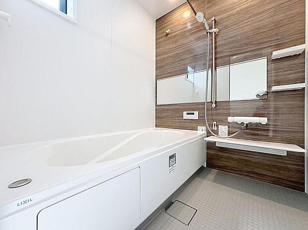 【浴室】一日の疲れを癒すバスルームは、心地よいリラックスを叶える清潔感溢れる空間です。