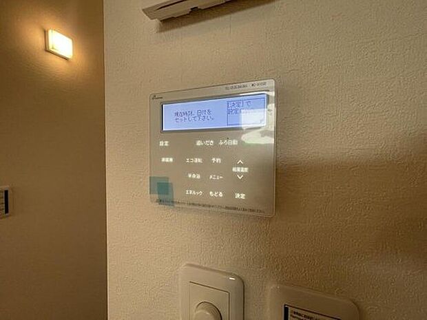 【「オートバス」】「オートバス」スイッチ1つで一定量の湯を浴槽に張ったり、保温や追い焚きをすることができるシステムが付いたバスのこと。お忙しい奥様にもお忙しい奥様にも嬉しいポイントです。