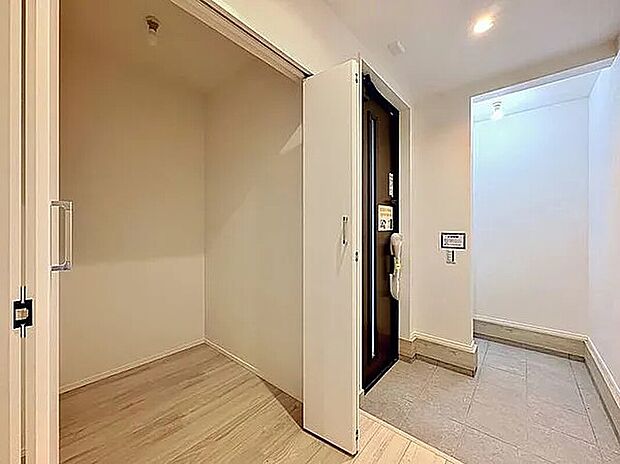 【玄関】「シューズインクローゼット」家族みんなで使えるシューズインクロークを設置。靴は勿論、スポーツ用品やおもちゃ・お掃除用具も収納できます。土足でご使用頂けるのも使い易さのポイントです。