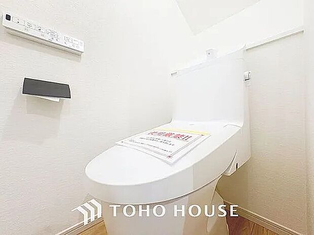 【トイレ】「温水洗浄便座付きトイレ」トイレは快適な温水洗浄便座付です。清潔感のあるホワイトで統一しました。いつも清潔な空間であって頂けるよう配慮された造りです。