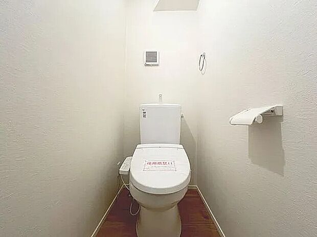 【トイレ】「温水洗浄便座付きトイレ」トイレは快適な温水洗浄便座付です。清潔感のあるホワイトで統一しました。いつも清潔な空間であって頂けるよう配慮された造りです。