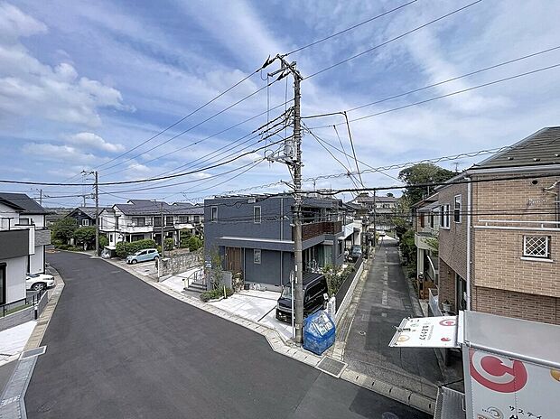 【住戸からの眺望写真】穏やかな街並みを一望しながら、爽やかな風と柔らかく降り注ぐ陽光を感じて頂けます。