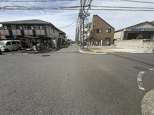 【前面道路含む現地外観写真】南道路8mと広々としております。駐車もスムーズに行えます。