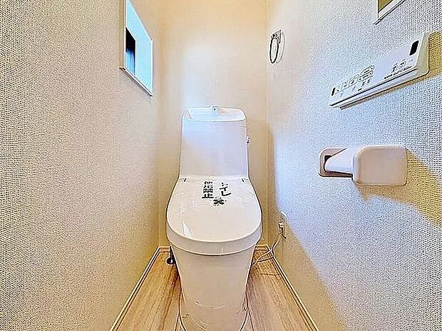【トイレ】「窓あり×トイレ」水周りはシンプルに清潔感のあるホワイトで統一。換気出来るよう、窓も完備することで、いつも清潔な空間であって頂けるよう配慮しました。