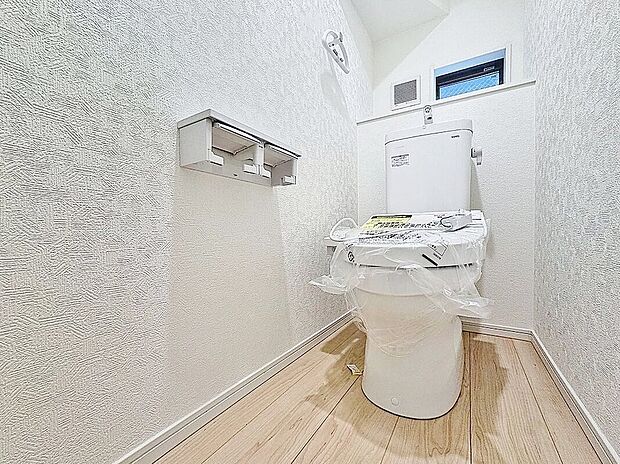 【温水洗浄便座付きトイレ】トイレは快適な温水洗浄便座付です。清潔感のあるホワイトで統一しました。いつも清潔な空間であって頂けるよう配慮された造りです。