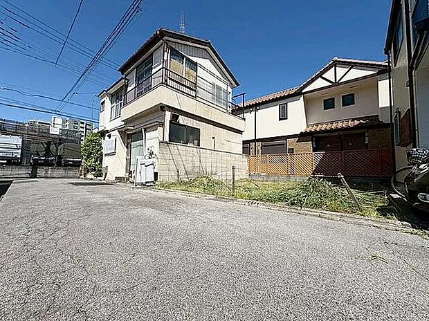 【前面道路含む現地外観写真】この街で・この家で暮らしたいと思わせる理由を是非現地でお確かめ下さい。