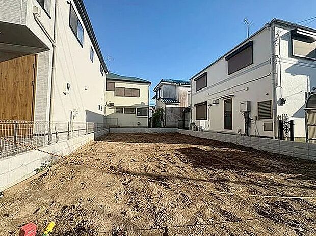 【現地外観写真】システムキッチンや食洗機など、暮らしに便利な設備が充実!