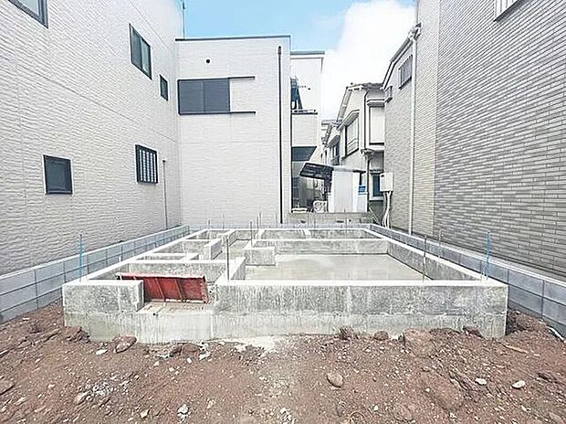 【現地外観写真】確かな技術で施工された頑強な基礎。見えない部分だからこそ徹底的にこだわり、確かな安心をお届けします。