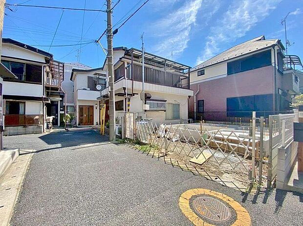 【現地外観写真】徒歩10分圏内に小学校やスーパーが揃い、子育てファミリーにぴったりの住環境です。