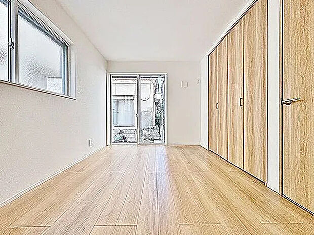【リビング以外の居室】2面採光の居室。居室に窓が2ヶ所あるので、明るさの確保と、風の通り道ができることで換気のしやすいお家になっています。居室のドアを開けることなく空気が入れ替えられるので、一人で落ち着きたい時にも。