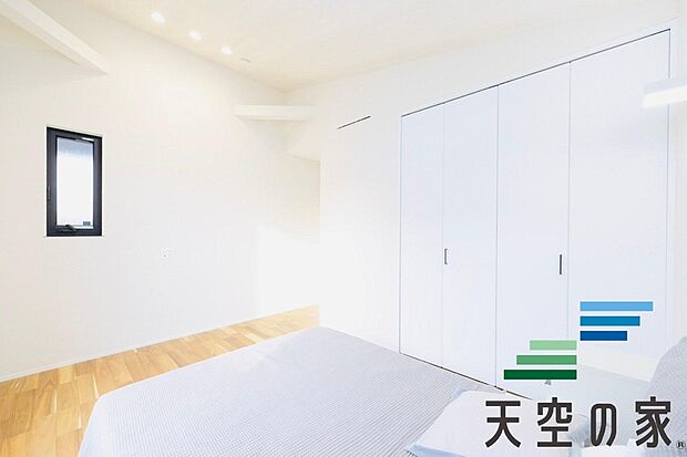 【内観】【同仕様】心と体をゆったりと安らげる空間。寝室のゆとりが大きい分だけ、暮らしの安らぎは深まります。一日の疲れを癒すだけでなく、ご夫婦の親密な語らいを紡ぎ出します。