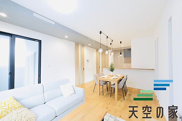 【施工例【内観】】【同仕様】
「1日中自然光が差し込み明るい家」。それを実現するため、南面に最大限の開口をとり、太陽の位置に左右されることなく爽やかな明るさが実現されております。
