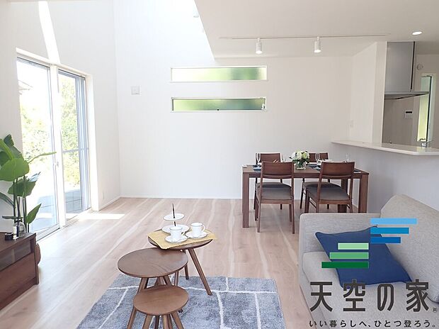 【施工例【内観】】【同仕様】
窓を多く取り入れているのでお部屋全体にお日様の光が差し込みますね！二面採光となっておりますので、自然と光が入る空間になっています。