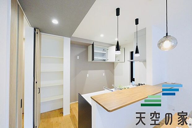 【内観】素敵なキッチンでお料理の腕も鳴りますね♪