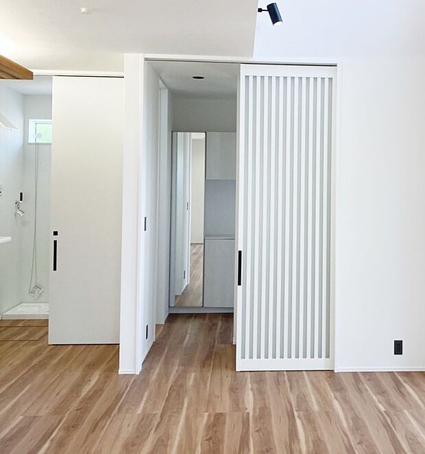 【ハイドア】天井まで続くハイドアは全室に使用。お家の中の解放感が格段に上がります!
※メーカーは当社指定