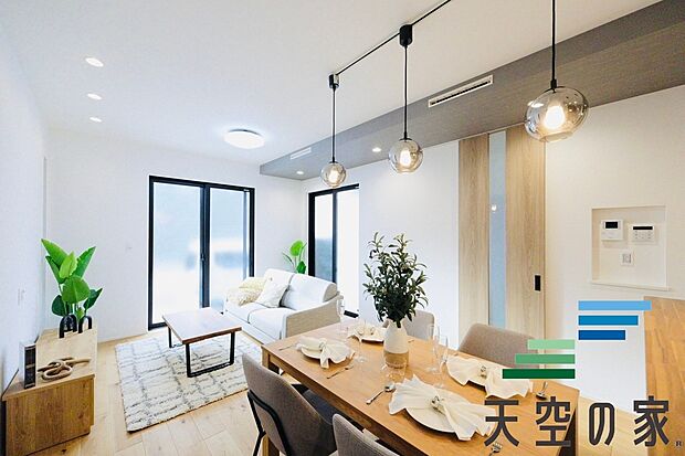 【リビング】【同仕様】一日の中で多くの時間を過すことになるリビングダイニングだからこそ、いつも穏やかな空間であることが必然。爽やかな通風と採光を存分に感じる事が出来る空間です。