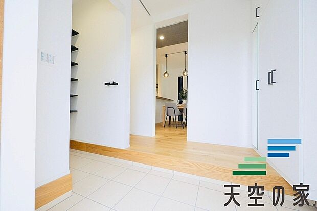 【施工例【内観】】【同仕様】大容量シューズクローゼットで玄関も片付きます。