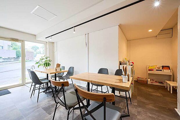 小さな絵本カフェ（約550m）