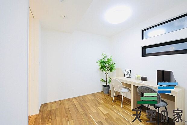 【居室】【同仕様】心と体をゆったりと安らげる空間。寝室のゆとりが大きい分だけ、暮らしの安らぎは深まります。一日の疲れを癒すだけでなく、ご夫婦の親密な語らいを紡ぎ出します。