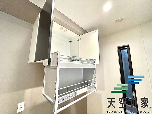 【施工例【内観】】【同仕様】キッチン背面には昇降式の収納完備で、デットスペースもなく有効活用頂けます！