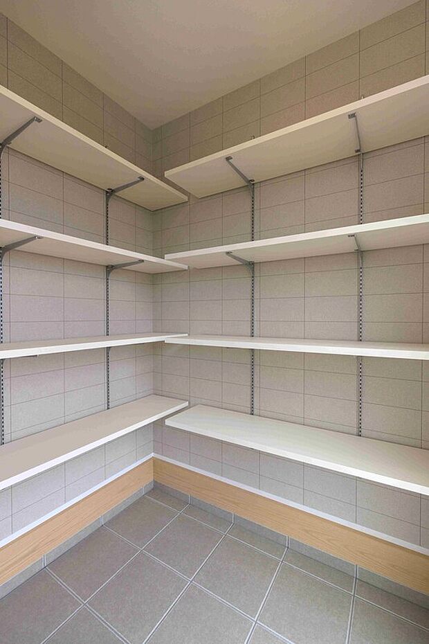 【シューズインクローゼット（土間収納）】玄関まわりをすっきり整え、使いやすい空間に！靴やアウトドア用品もまとめて収納でき、出し入れや掃除も楽々！
