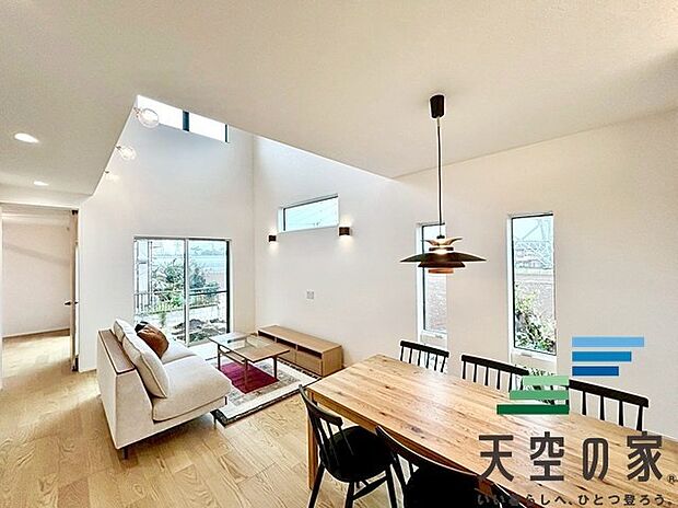【内観写真】【同仕様】
広いリビングは家族団らんを過ごせます。