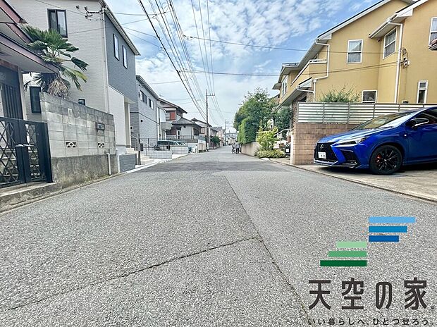 【現地写真】広々とした前面道路です。