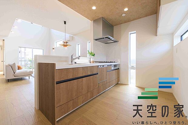 【施工例【内観】】【同仕様】
窓を多く取り入れているのでお部屋全体にお日様の光が差し込みますね！