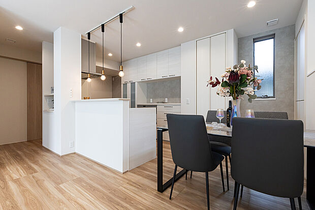 【キッチン】キッチンとダイニングは横並びで、配膳や後片付けがスムーズに行えます。（B棟／2025年10月撮影）