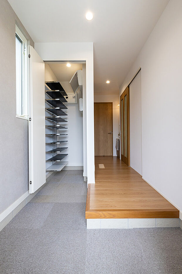 【シューズインクローク】大容量のシューズインクローク。散らかりがちな玄関をスッキリ整頓できます。（A棟／2025年10月撮影）