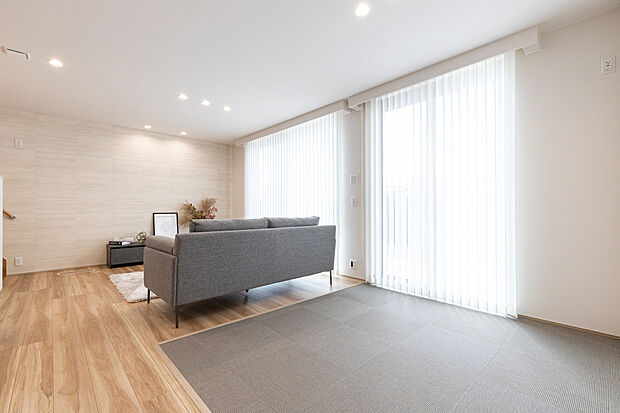 【スマート和室】LDKの一角に配したテキスタイルフロアのスマート和室。お子様の遊び場やお昼寝スペースに（B棟／2025年10月撮影）