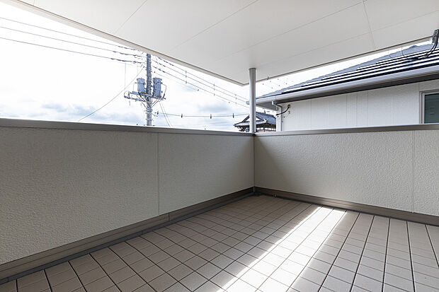 【ルーフバルコニー】洗濯物を干すのに十分な広さを兼ね備えたルーフバルコニー。急な雨でも洗濯物が濡れません。（B棟／2025年10月撮影）