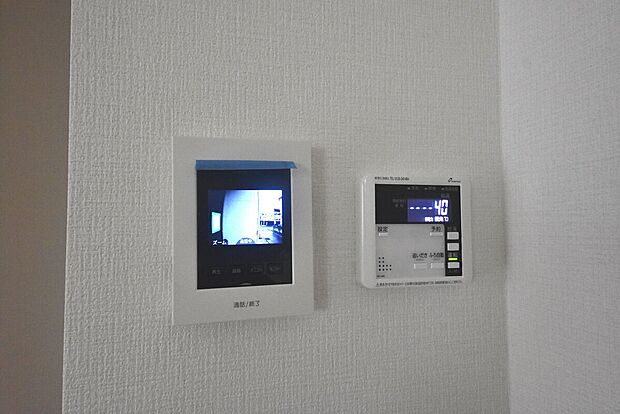 【カラーモニターインターフォン（写真左）と給湯リモコン】不審者、侵入者から大切な家族を守るためにテレビドアフォンなら外の様子を確認出来て安心です。
