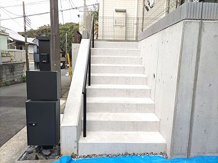 玄関前階段・ポストと宅配ボックス