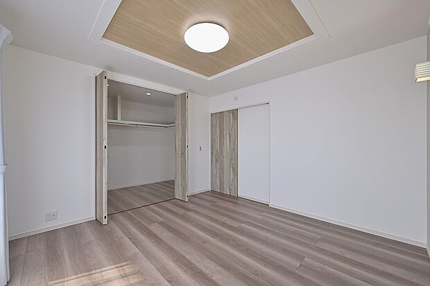 WIC付きで衣類や小物もまとめて収納、寝室がスッキリ片付きます。