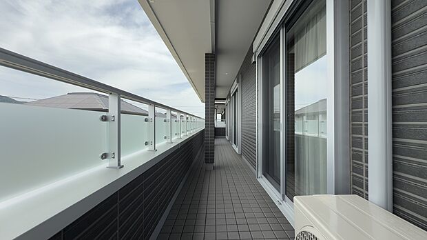 隣家との距離感に配慮した設計で、プライバシーも守られる安心のバルコニー。