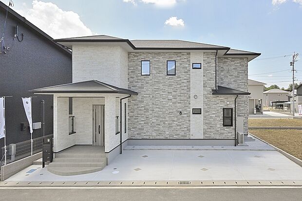 建物の存在感がひときわ際立つ、重厚かつ端正な外観デザイン。住まう人の品格をさりげなく伝えます。