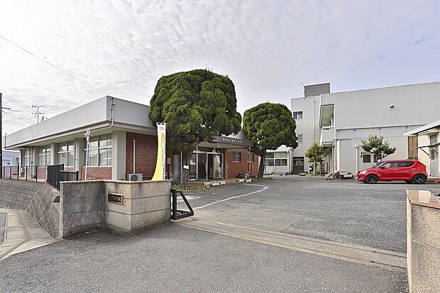 隈庄小学校(約1,000m)