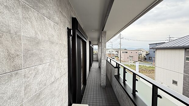 【城南町下宮地 NO2 バルコニー】南向きの大型バルコニーは陽当り良好で、たっぷりのお洗濯物もよく乾きます!