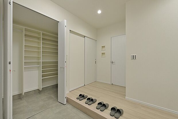 【室内(2025年5月)撮影 玄関】シューズクローク付きで、靴もアウトドア用品もゆったり収納。家族全員の靴が収まる収納力で、玄関がいつでもスッキリ。