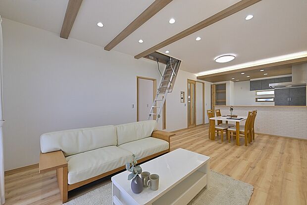 【クレストタウン八景水谷II　15号地　LDK】小屋裏収納が広がる開放感あふれるLDK。光と風が心地よく通ります。