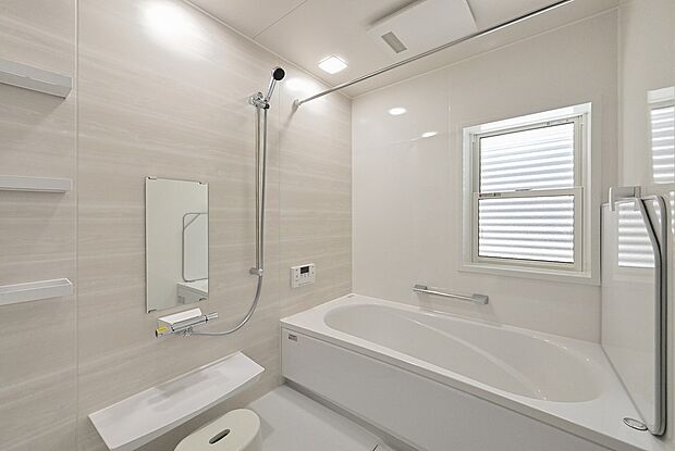 【城南町下宮地II　1号地　浴室】清潔感あふれるホワイトカラーで、いつでも明るく気持ちの良い空間。