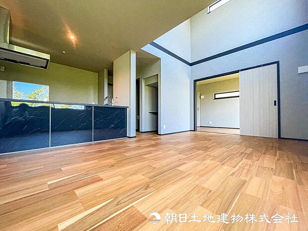 【リビング】広いリビングでゆったりと。ワンフロア感覚で過ごせる動線は動きやすく掃除も簡単に済ませられます