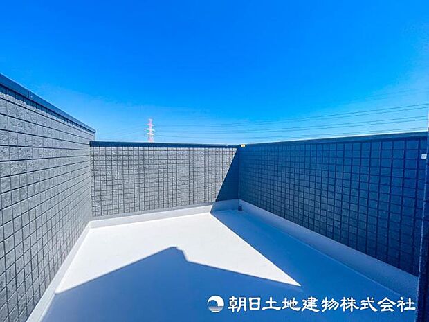 【【バルコニー】】【バルコニー】それぞれの家庭にある洗濯事情。外干しも部屋干しも使い分けることで家事負担の軽減につながります