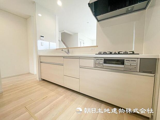 【現地写真】対面式キッチンなのでお料理の最中でもご家族やゲストとコミュニケーションをとることが出来ます！小さなお子様にも目が届き安心です