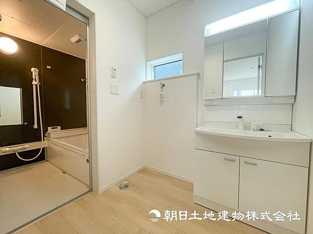 【現地写真】身支度するエリアらしく収納もスペースもあります。