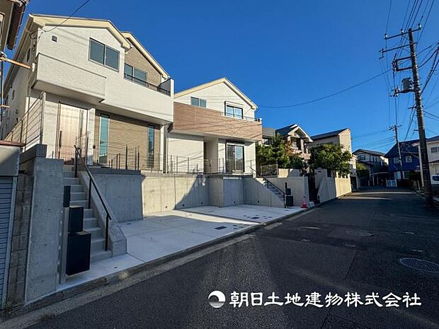 【現地写真】【外観】カースペースは2台分可（車種による）子育て世代や車2台を条件にお探しの方にはオススメです！