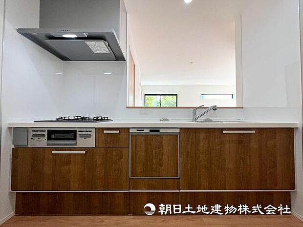 【現地写真】【キッチン】対面キッチンによりリビングとのつながりが取れとても開放的な間取りになっています